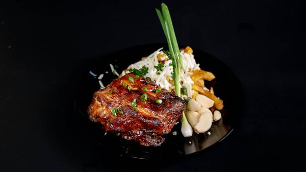Meniu Coaste Porc Bbq cu Cartofi cu Branza si Usturoi